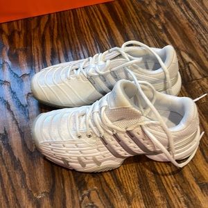 SIZE 7 ADIDAS Barricade 5 Classic Trainers Sneakers Tennis Shoes. These run big.